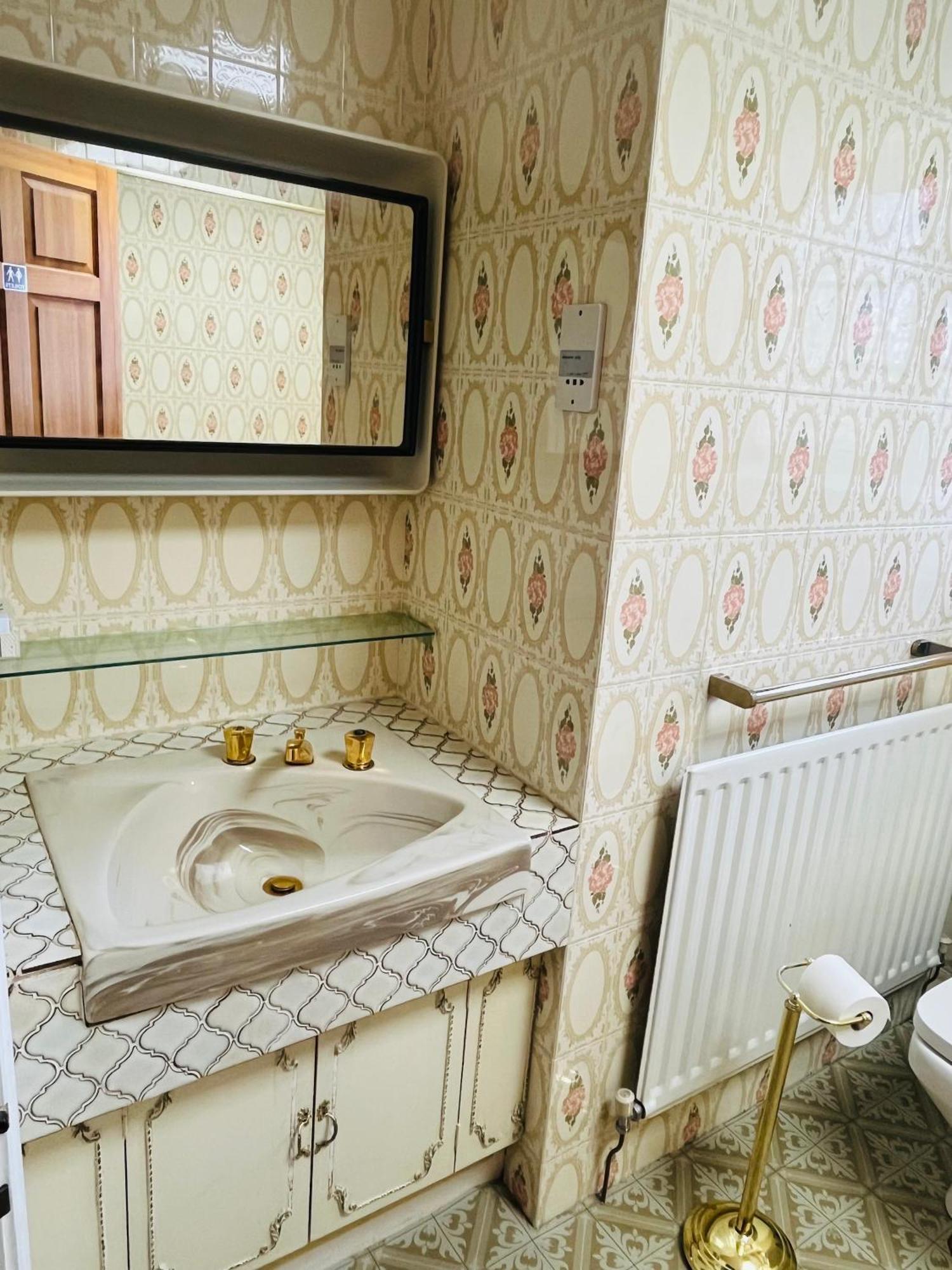 Unwind In Comfort At Cosy Caradus Your 4 Bedroom Home Sweet Home! Birmingham Exterior photo